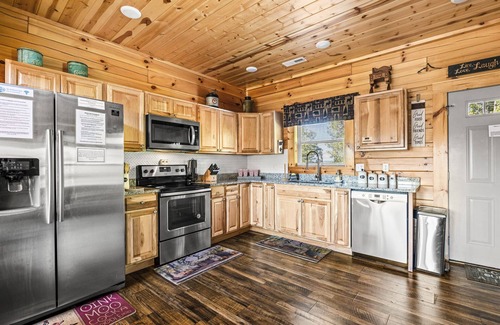 Sevierville Cabin | Sept 14-19 still available! 3br 3 bath - View - Game Rm - Hot Tub - 18mi to PF