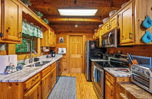 Gatlinburg - Pigeon Forge Apartment | Sept Special Peaceful Mt Views Fishing Pond Pool