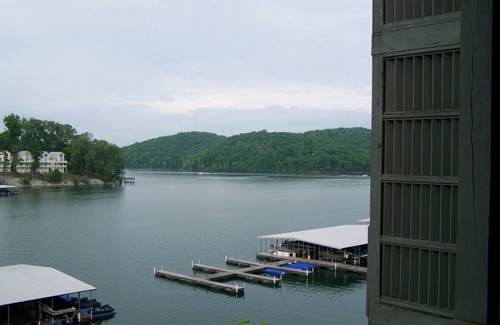 La Follette Condo | SEPTEMBER $195nDEERFIELD LAKEFRONT CONDO/COVERED SLIPn2 BEDROOM/2.5 BATH