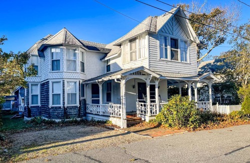 Oak Bluffs Cottage | September 2025 Available! 6 Beds! Near Ocean Park, Inkwell, Ferry, Flying Horses