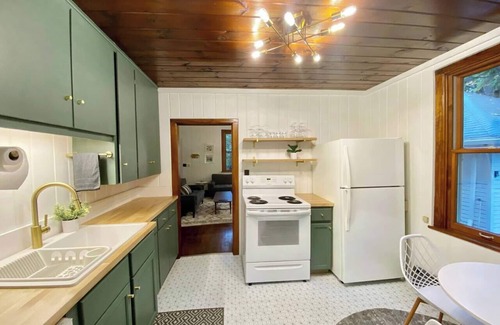 Baileys Harbor Cottage | September Special – Save 15% - 4 BR + Coffee Bar + Fire Pit - Sleeps 8