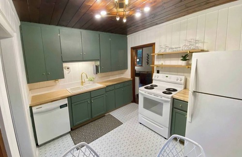 Baileys Harbor Cottage | September Special – Save 15% - 4 BR + Coffee Bar + Fire Pit - Sleeps 8
