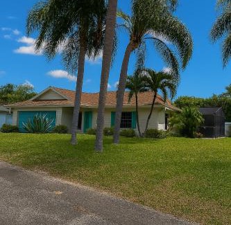 Bradenton House | September Sunshine Escape EV Chger Firepit Games