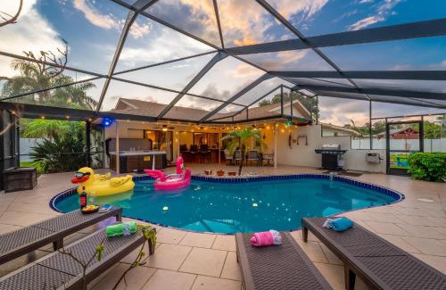 Bradenton House | September Sunshine Escape EV Chger Firepit Games