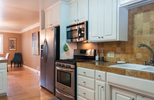 Visalia House | Sequoia Parks Coast Wineries Skiing-Enjoy Hot Tub Firepit Outdoor Kitchen