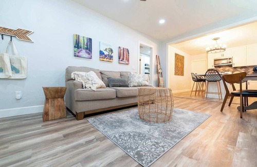 Exeter House | Sequoia Sunrise: DT duplex w/firepit&patio
