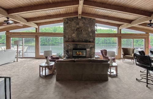 Lake Sequoyah Cabin | Sequoyah Lakeside Lodge | Spacious Lakefront Home with Kayaks directly on Lake Sequoyah