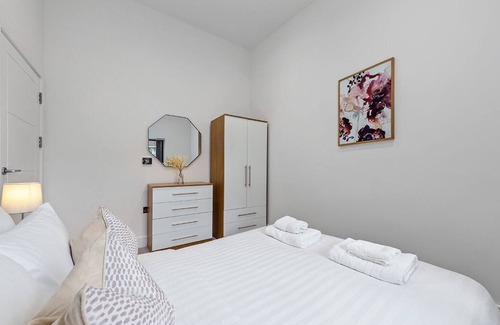 Canbury Apartment | Sercasa ~ Appletree Court ~ Kingston {seis}