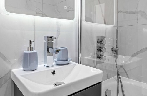 Canbury Apartment | Sercasa ~ Appletree Court ~ Kingston {seis}