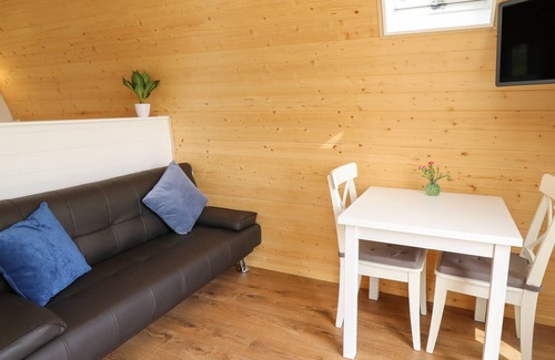 Llandrindod Wells Cottage | SEREN, romantic, with hot tub in Llandrindod Wells