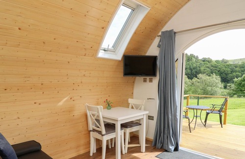 Llandrindod Wells Cottage | SEREN, romantic, with hot tub in Llandrindod Wells
