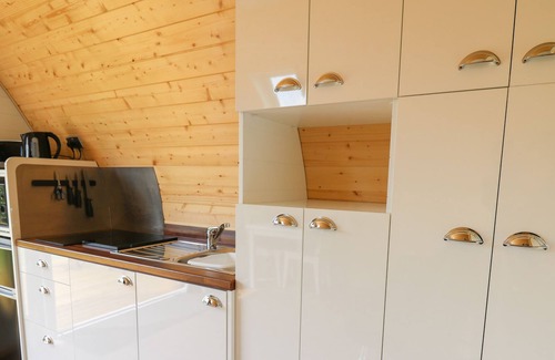 Llandrindod Wells Cottage | SEREN, romantic, with hot tub in Llandrindod Wells