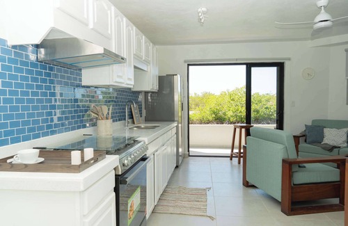 Discovery Bay Villa | Serene Canalfront Stay | Private Balcony | Hammock