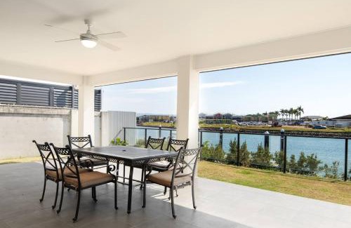 Gold Coast House | Serena by the Water Family Retreat in Hope Island