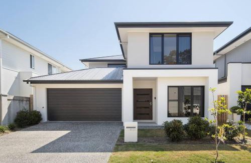 Gold Coast House | Serena by the Water Family Retreat in Hope Island