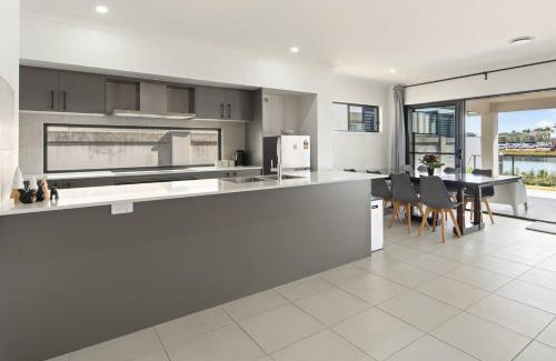 Gold Coast House | Serena by the Water Family Retreat in Hope Island