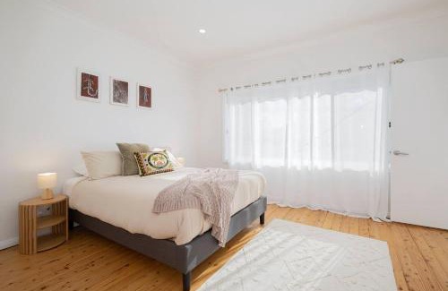 Woy Woy Bay House | Serena Cottage - Sunlit Escape by Woy Woy Bay Wharf