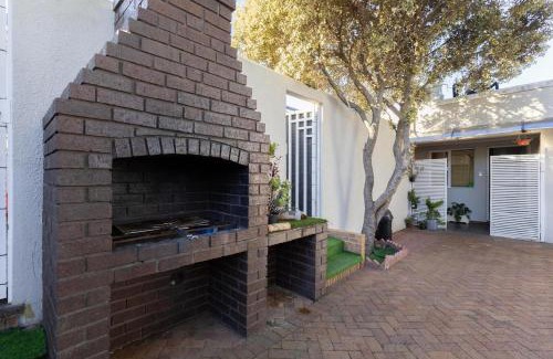 Cape Town House | Serena Inn Room 8