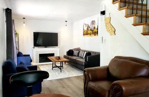 Oakhurst House | -Serendipity Lodge at Yosemite- BBQ-Full Kitchen-King Bed