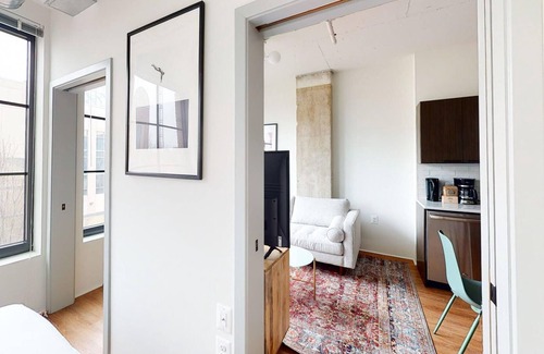 Eisenhower East Apartment | Serene 1BR in Alexandria Near Old Town w/ Pool