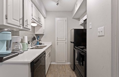 Brentwood Apartment | Serene 1BR suite w/fast WiFi + king bed + pool