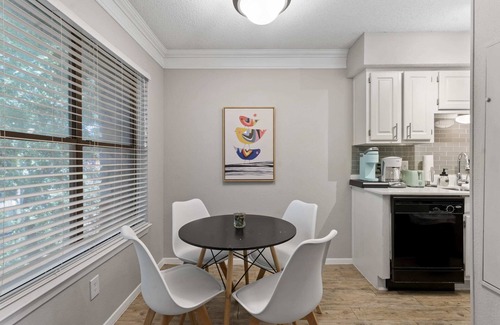 Brentwood Apartment | Serene 1BR suite w/fast WiFi + king bed + pool