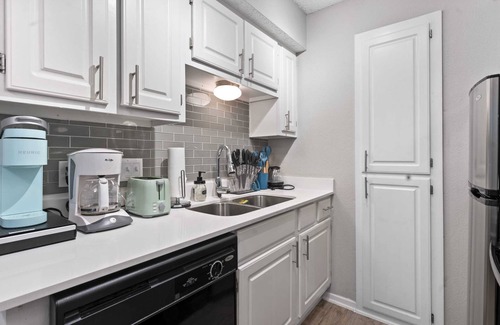 Brentwood Apartment | Serene 1BR suite w/fast WiFi + king bed + pool