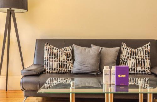 Wimbledon Park Apartment | Serene 1BR Wimbledon Apt with Private Garden & Parking