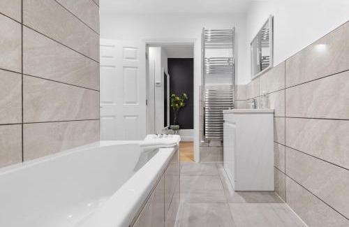 Peckham Apartment | Serene 2-Bed London Escape with Garden & Parking- Central Vibes, Suburban calm-Book Instantly & Save on Long Stays!