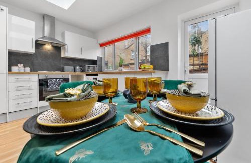Peckham Apartment | Serene 2-Bed London Escape with Garden & Parking- Central Vibes, Suburban calm-Book Instantly & Save on Long Stays!