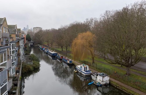 Bow West Apartment | Serene 2 Bedroom Flat overlooking Victoria Park