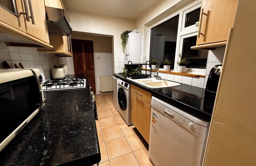 Gravesend House | Serene 2-bedroom house with WiFi in charming Gravesend Kent