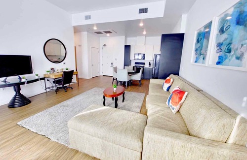 Little Tokyo Hotel | Serene 2BR Penthouse Haven in vibrant Los Angeles