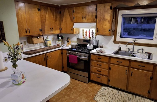 Newfield House | Serene 3 bdrm country home & gardens w/WiFi 20 min from Commons/IC/Cornell