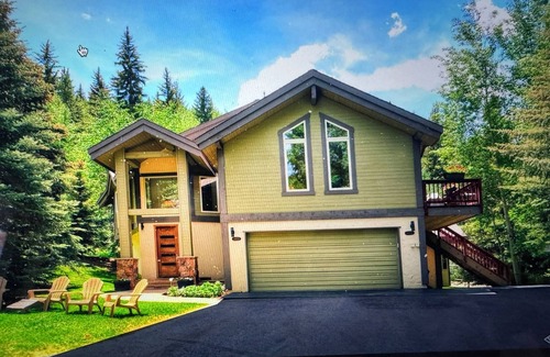 Intermountain House | Serene 3-bedroom 3.5 bath house with hot tub and parking next to the bus stop!