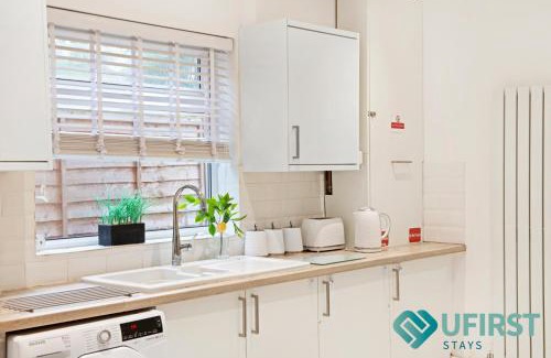 Woodthorpe House | Serene 3BR House - Hot Tub - Near Castle, QMC - City Centre & Trent Bridge - Free WiFi & Parking - Sleeps 6