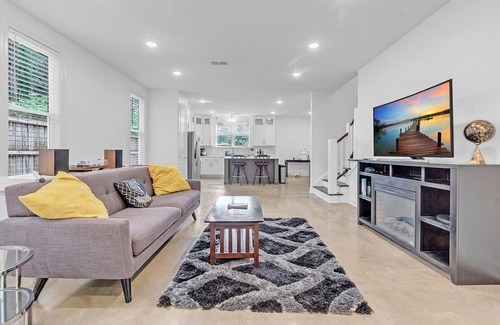 Audubon Park House | Serene 4-bedroom house with pool backyard oasis