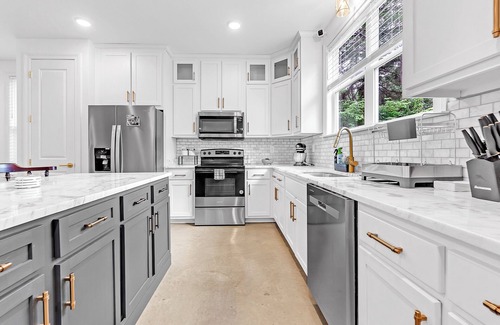 Audubon Park House | Serene 4-bedroom house with pool backyard oasis