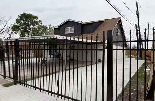 Edgebrook House | Serene 5-bedroom house with AC in vibrant Houston