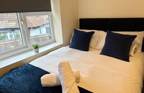 Nottingham Apartment | Serene 5BR Home - Near Wollaton Hall, QMC, City Centre & Nottingham University - Sleeps 9
