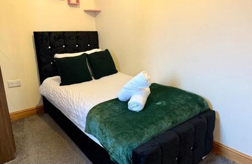Nottingham Apartment | Serene 5BR Home - Near Wollaton Hall, QMC, City Centre & Nottingham University - Sleeps 9