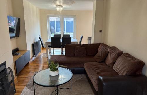 Nottingham Apartment | Serene 5BR Home - Near Wollaton Hall, QMC, City Centre & Nottingham University - Sleeps 9
