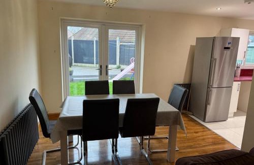 Nottingham Apartment | Serene 5BR Home - Near Wollaton Hall, QMC, City Centre & Nottingham University - Sleeps 9