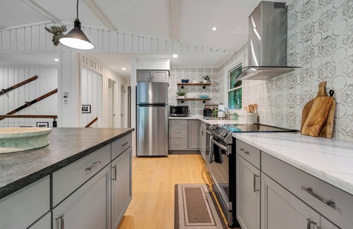 North Woodstock Ski Chalet | Serene 6-Bedroom Mountainside Chalet Retreat w/EV Charging