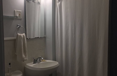 Dorchester Apartment | Serene Boston base close to everything w free private parking + Andrew Station!