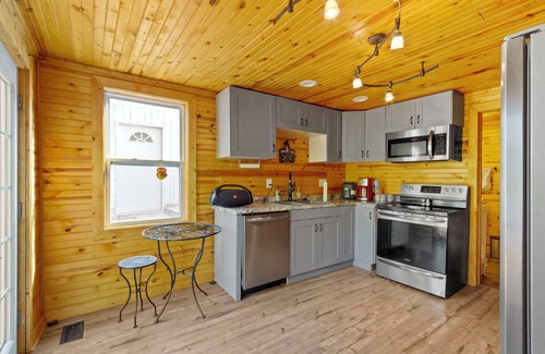Indianapolis Cabin | Serene Broadripple Cabin on the RIVER, Hot tub! Amazing deck and view
