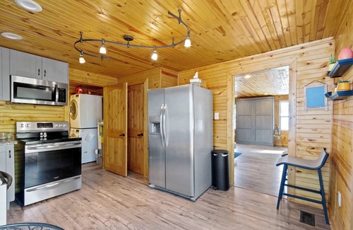 Indianapolis Cabin | Serene Broadripple Cabin on the RIVER, Hot tub! Amazing deck and view