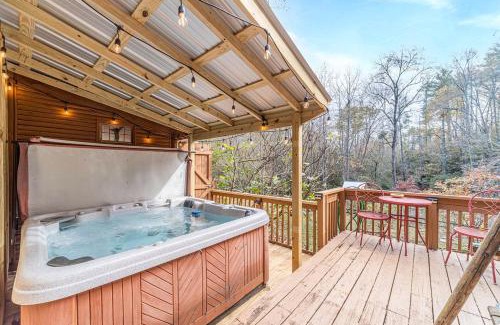 Helen House | Serene Cabin with Hot-Tub in Cleveland, Georgia