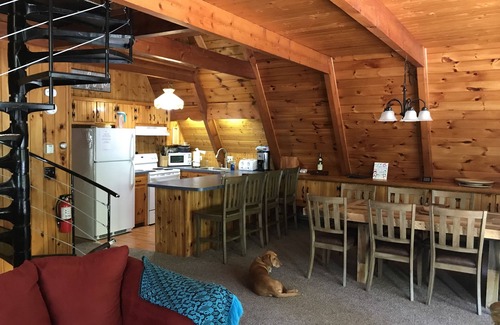 Jay House | Serene chalet-we love dogs.