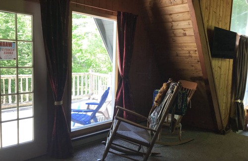 Jay House | Serene chalet-we love dogs.
